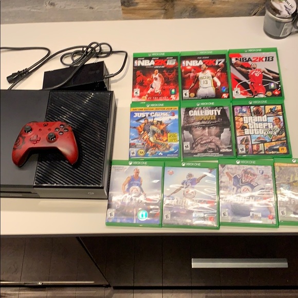 Xbox, controller and games - Picture 3 of 3